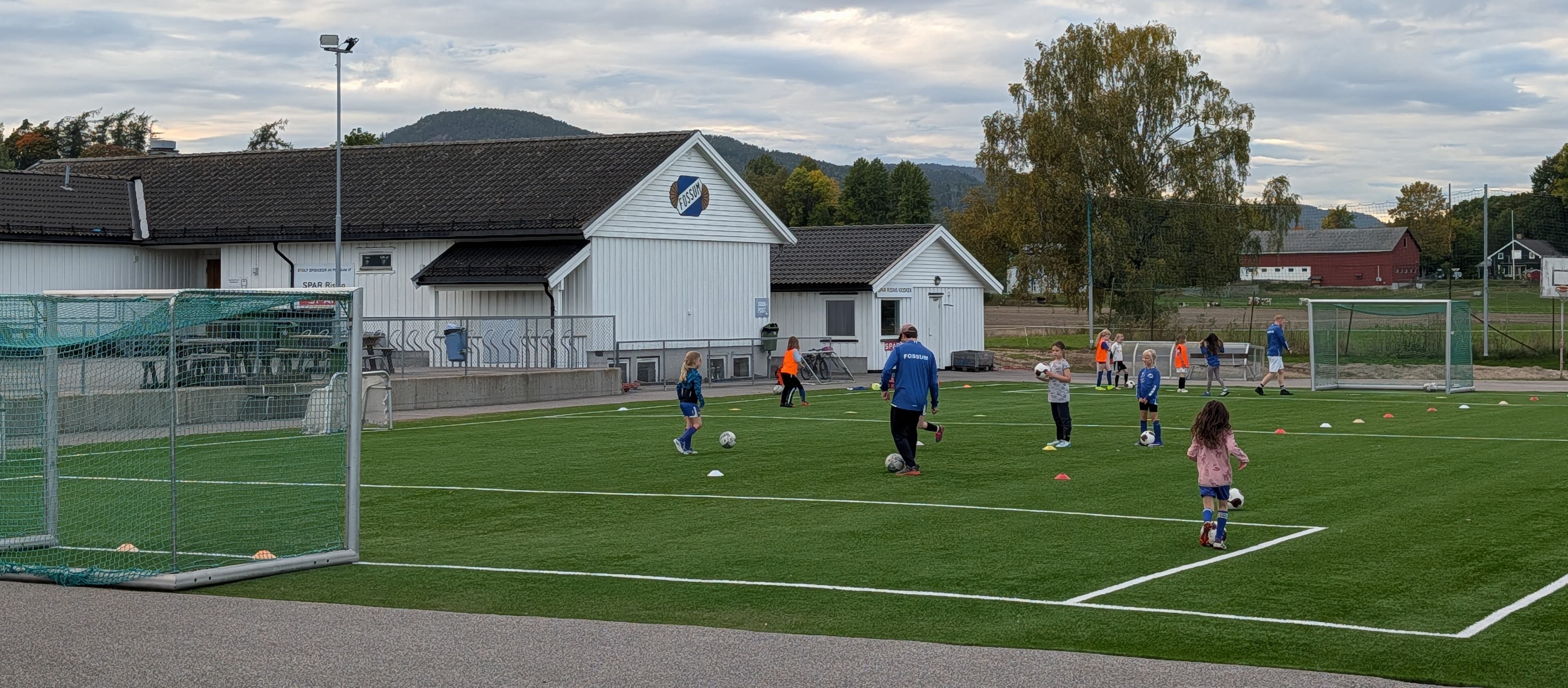Barn som spiller fotball på Fossum Arena